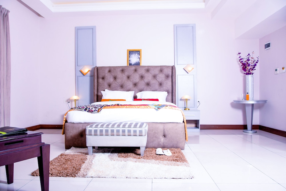Ambassadorial Suite photo 3