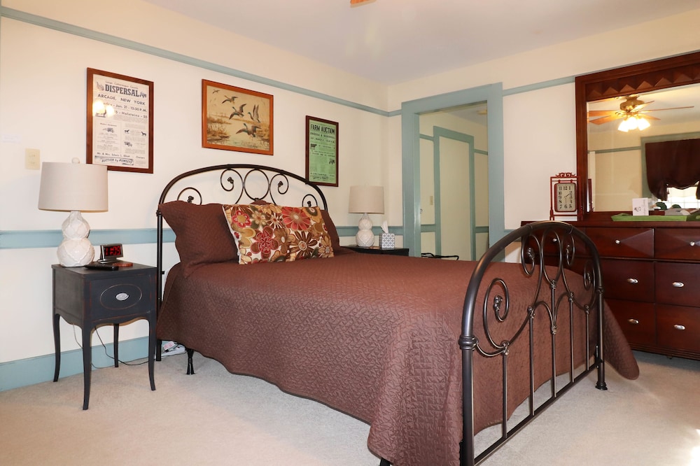Burdick Room Common Hall Bath photo 2