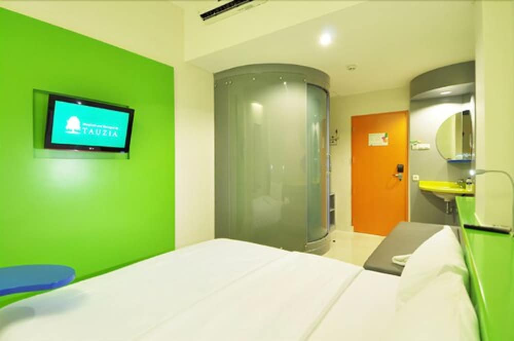 Room (Pop!) photo 2