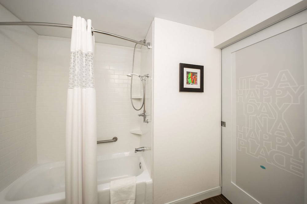 Room, 1 Queen Bed, Accessible, Bathtub
