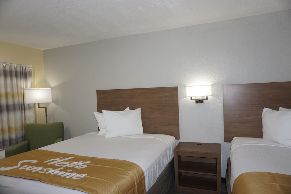Room, 2 Queen Beds, Non Smoking - Photo 10