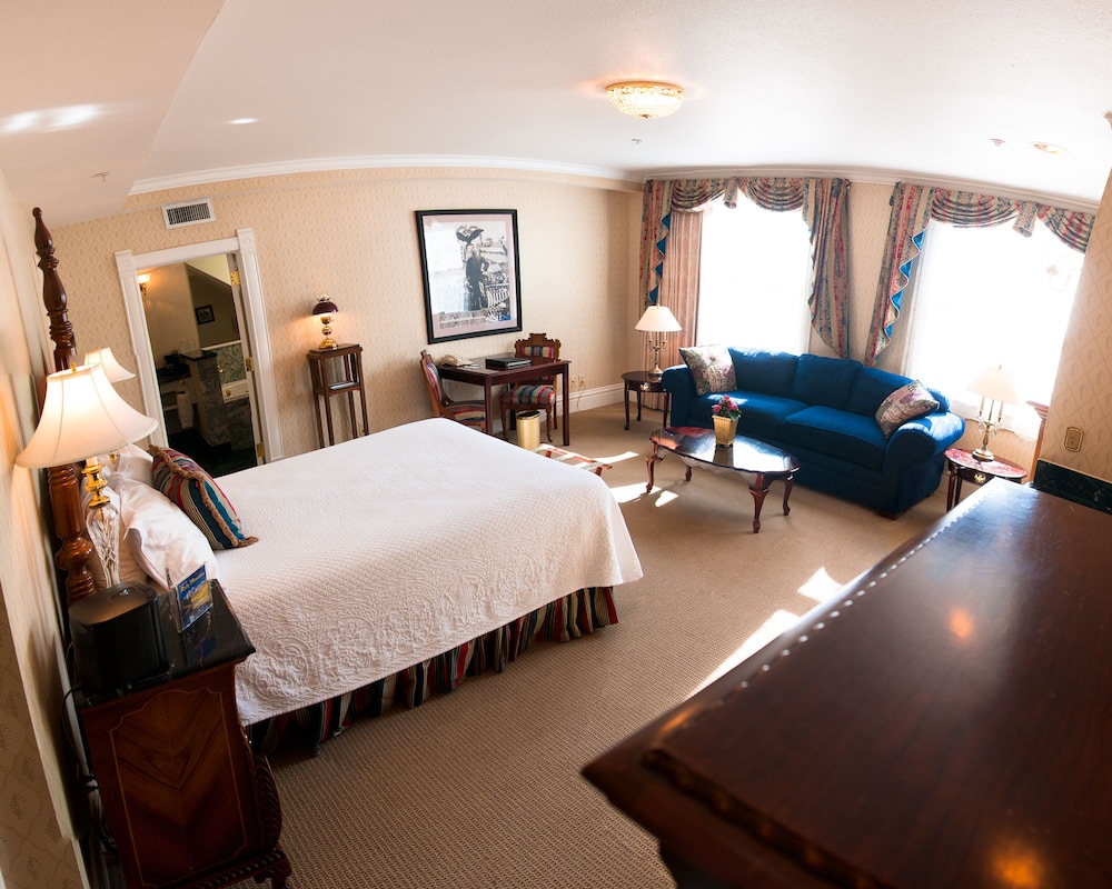 Deluxe Suite, 1 King Bed, Non Smoking - Photo 2