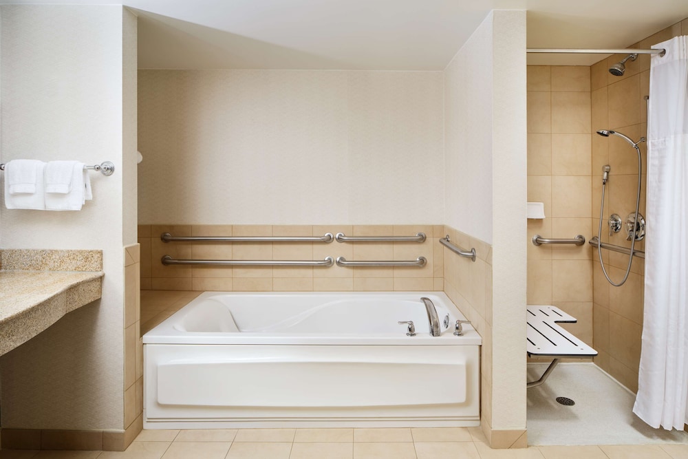Suite, 1 King Bed, Accessible (Roll-In Shower) - Photo 6
