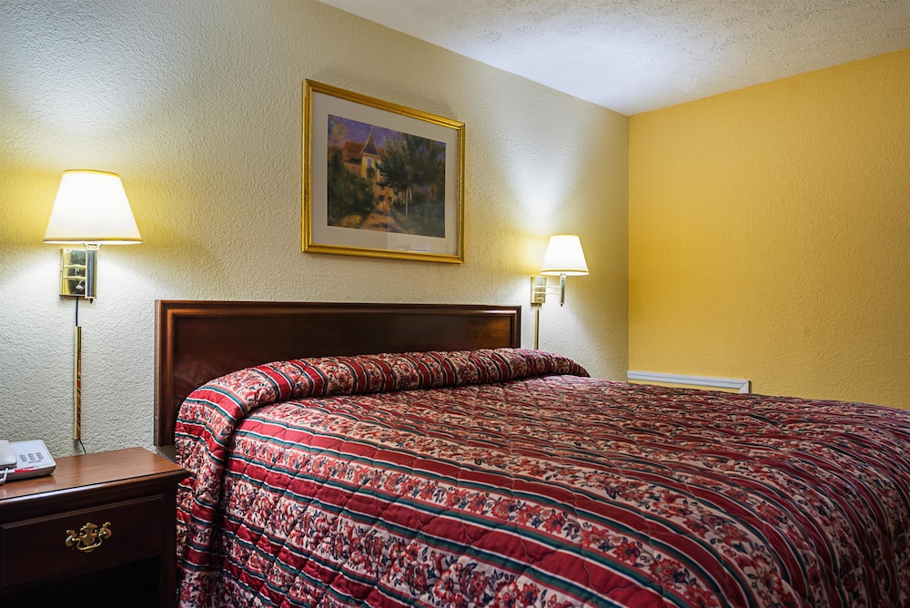 Deluxe Room, 1 King Bed, Non Smoking, Refrigerator & Microwave photo 3