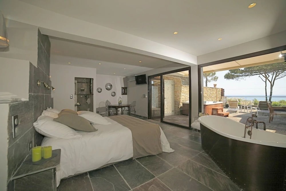 Elizabeth Suite, private terrace with Jacuzzi, sea view photo 2