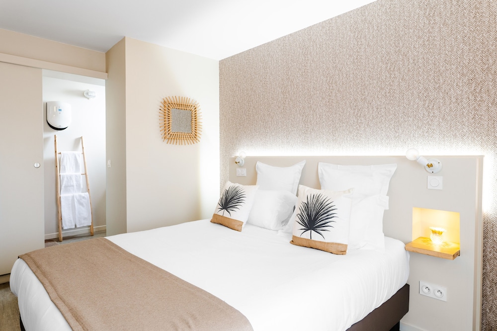 Deluxe Double Room, City View - Photo 36