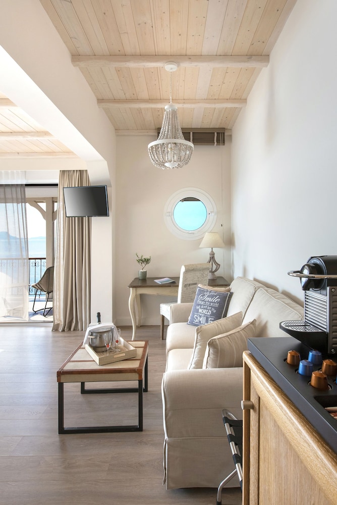 Junior Suite, 1 Double Bed With Sofa Bed, Sea View photo 3