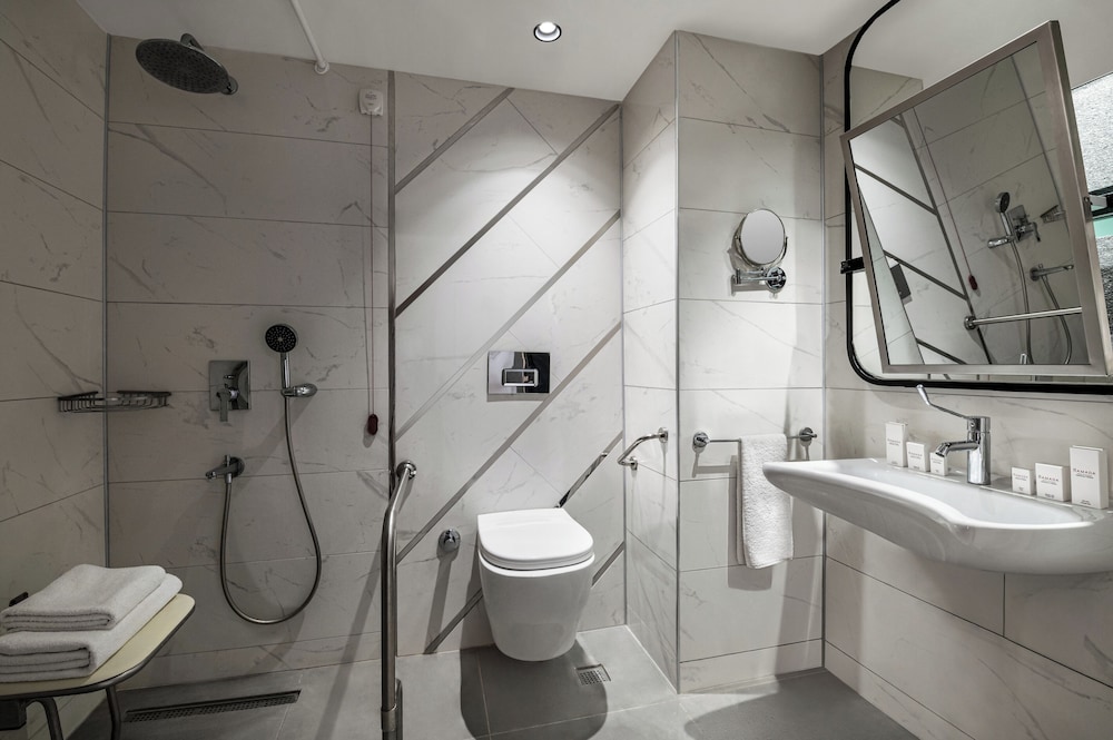 Standard Room, 2 Twin Beds, Accessible (Mobility, Roll-in Shower) - Photo 4