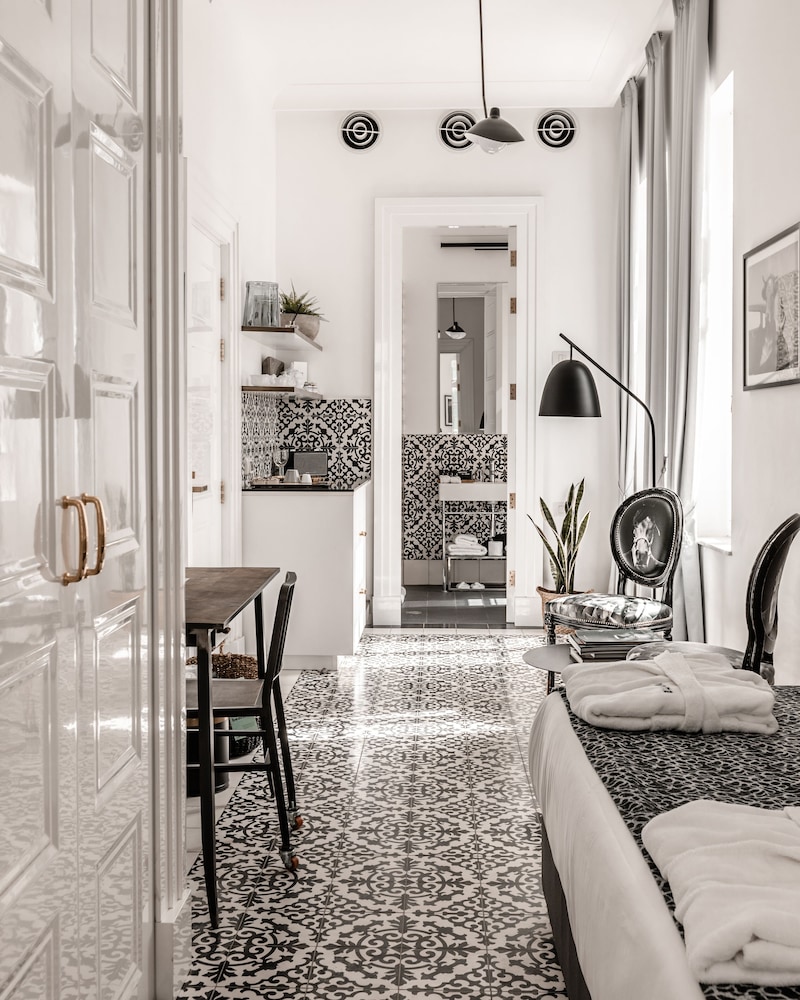 Standard Room, 1 King Bed, Balcony