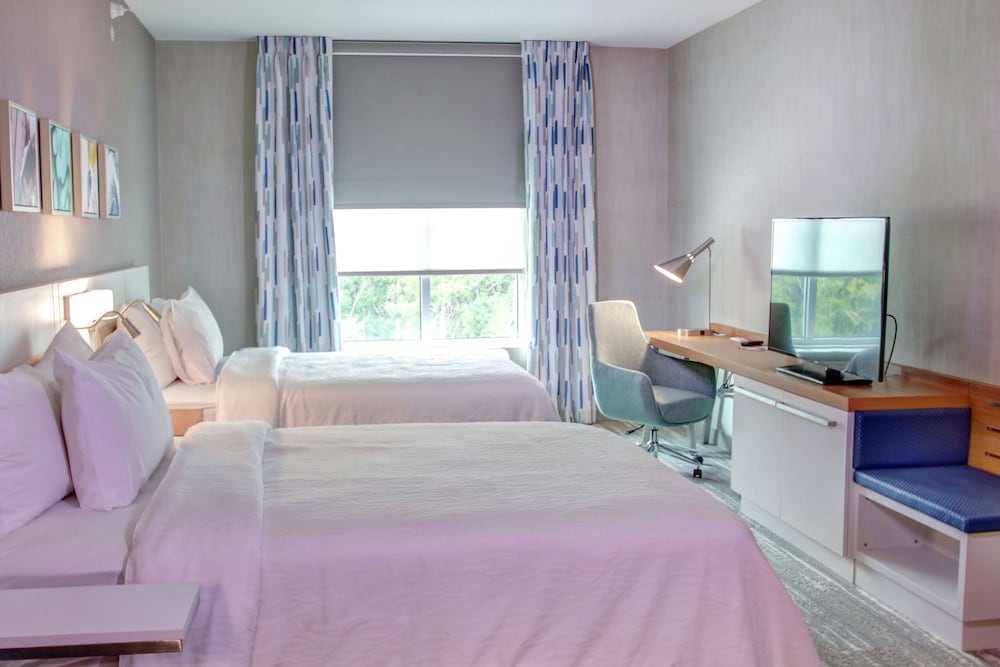 Deluxe Room, 2 Queen Beds, Accessible (Roll-In Shower) photo 3