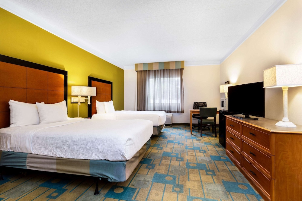 Room, 2 Double Beds, Non Smoking - Photo 6