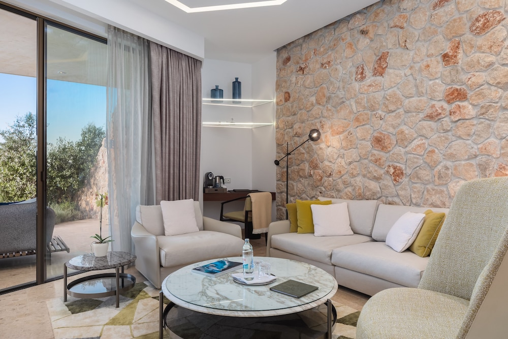 Deluxe Suite with Terrace, Sea View and Grove View - Photo 3