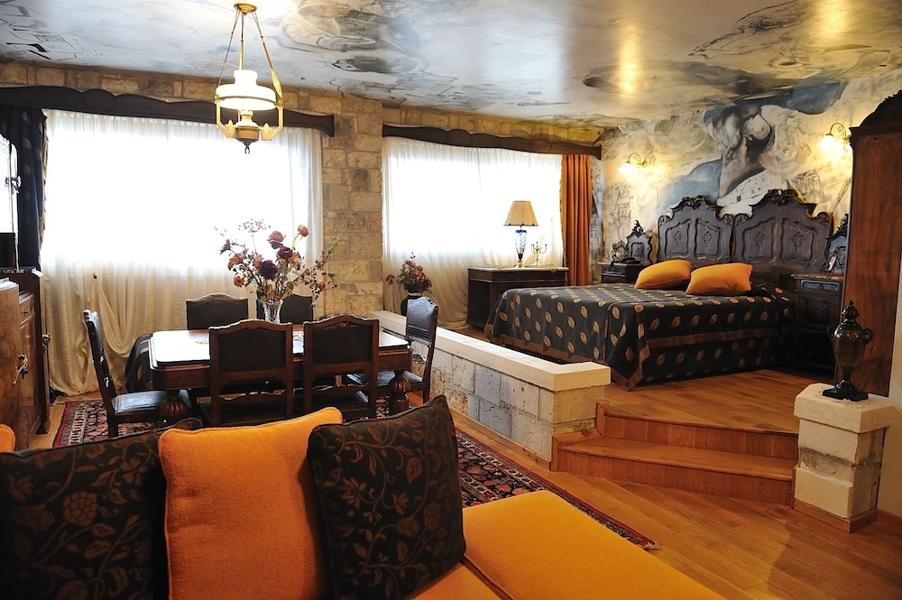 Gallery Suite, Multiple Beds, Jetted Tub, Partial Lake View (65 m²)