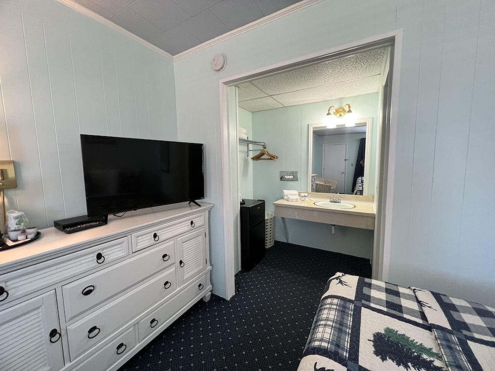 Quadruple Room, 2 Double Beds, Pool View, Ground Floor photo 2