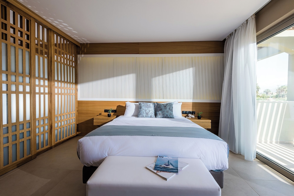 Family Suite, Jetted Tub, Pool View photo 2