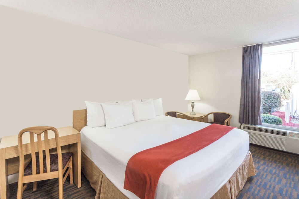 Room, 1 King Bed, Non Smoking (2nd Floor) photo 1