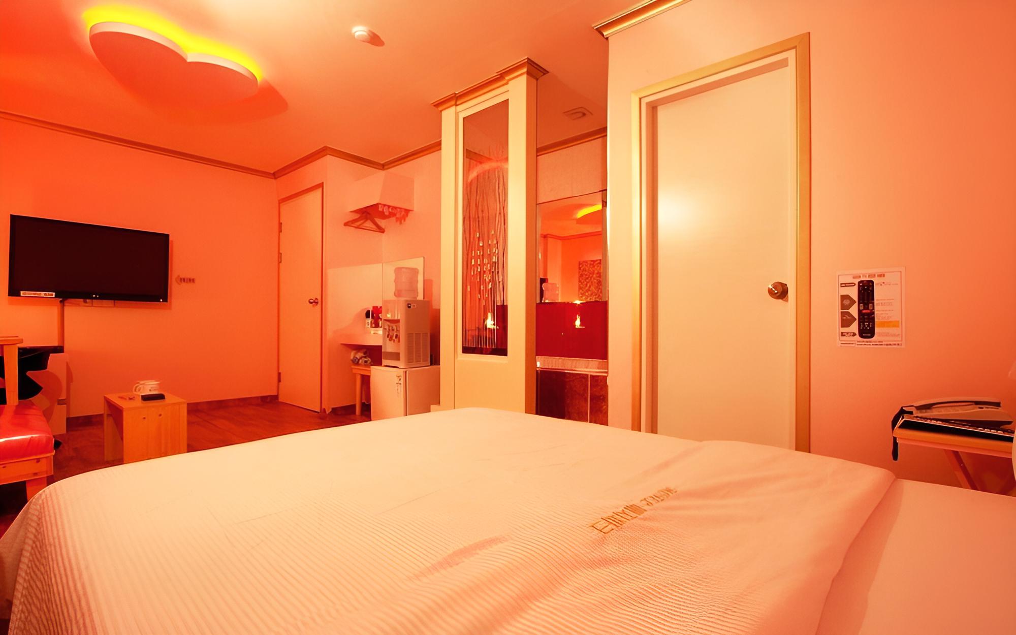Room (Standard Room) - Photo 12