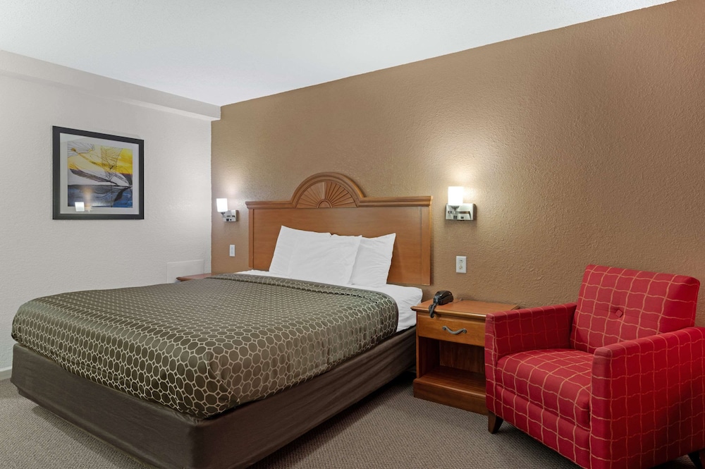 Standard Room, 1 King Bed, Non Smoking photo 1