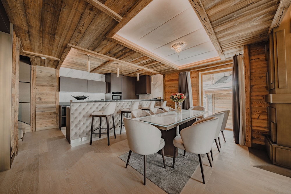 Signature Chalet, 1 King Bed photo 3