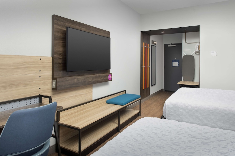 Standard Room, 2 Queen Beds, Accessible (Hearing) thumbnail 5