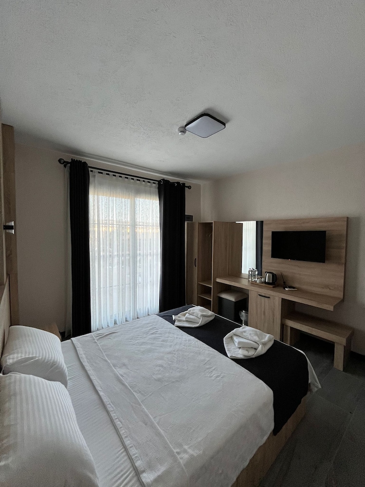 Standard Double Room, Non Smoking, Pool View photo 1