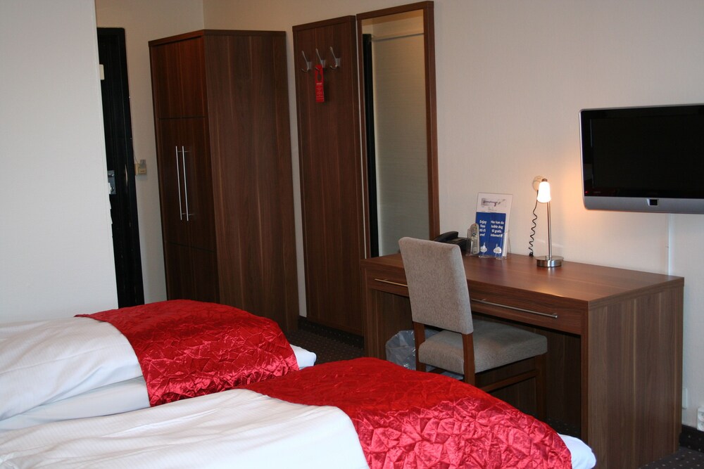 Room, Accessible photo 1