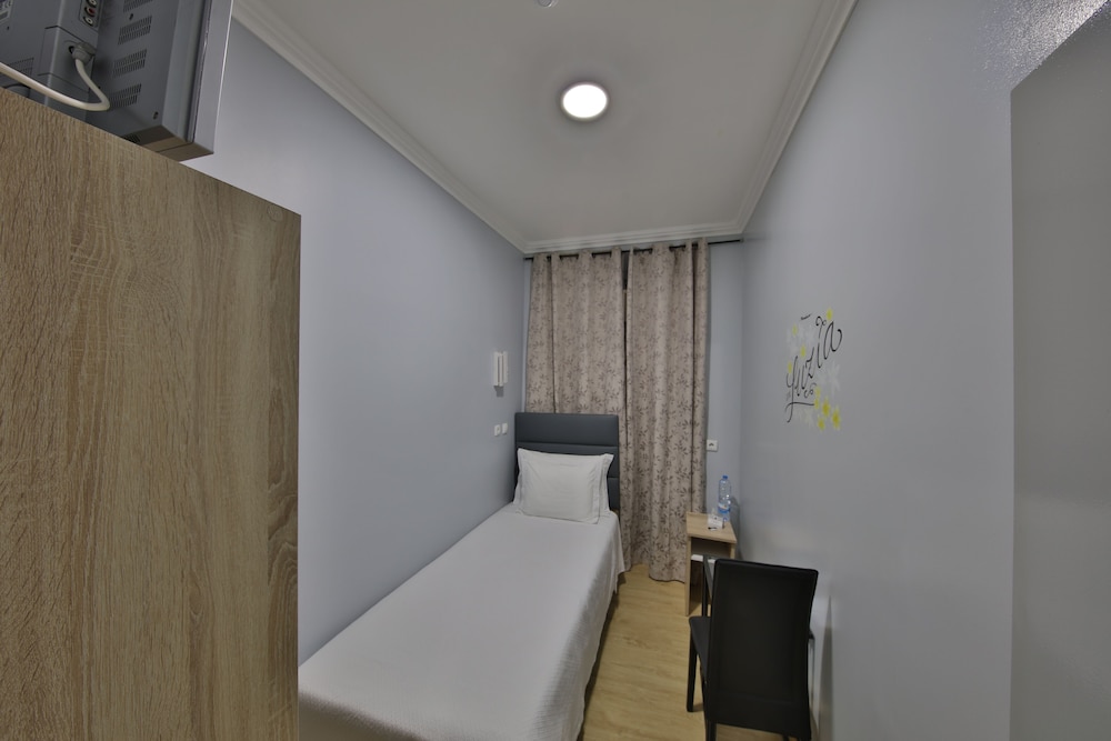 Single Room, Shared Bathroom photo 2