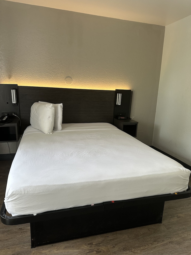 Premium Room, 1 Double Bed, Non Smoking, Refrigerator & Microwave - Photo 5