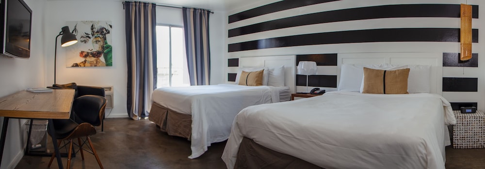 Standard Double Room, 2 Queen Beds - Photo 6