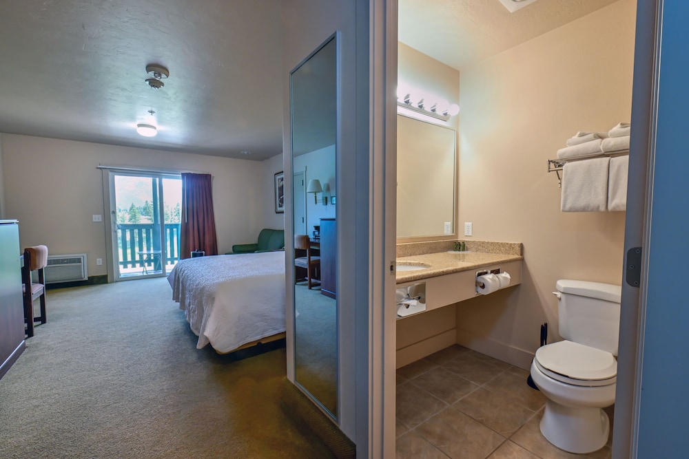 Classic Room, 1 King Bed, River View, Ground Floor photo 2