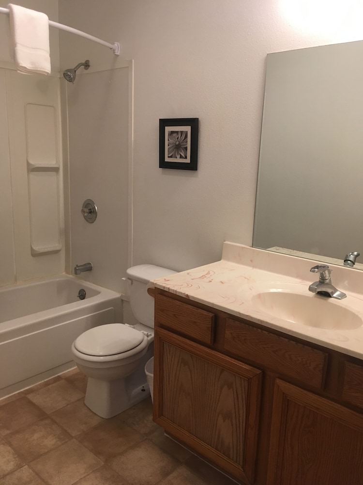 Deluxe Suite 30, 2nd Floor, No Pets photo 3