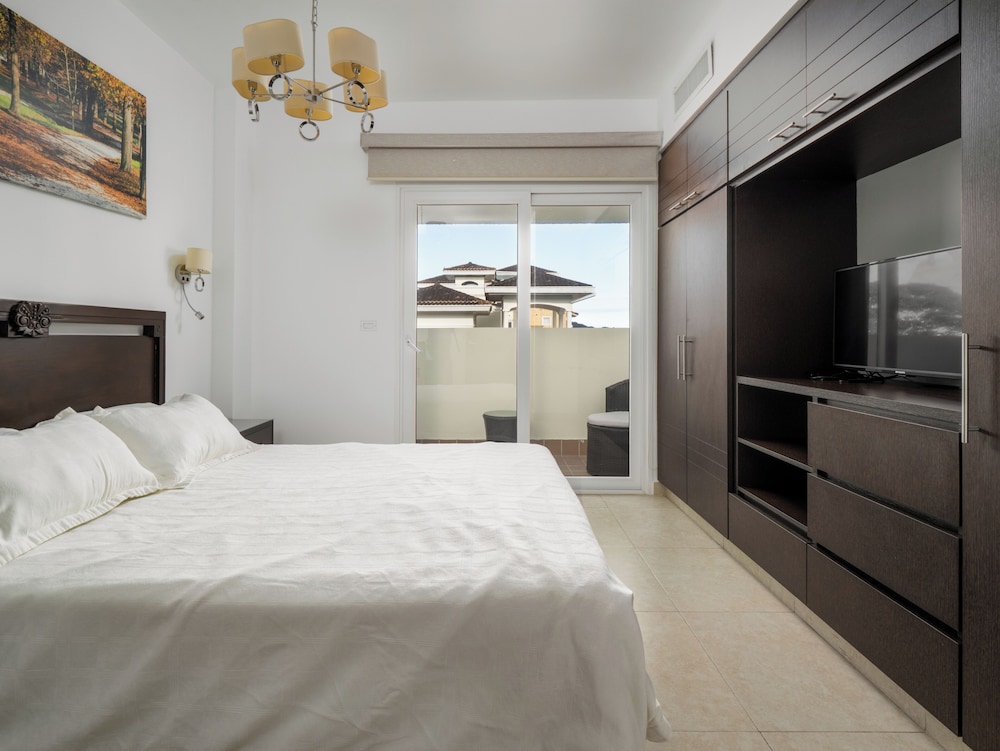 Deluxe One Bedroom photo 1