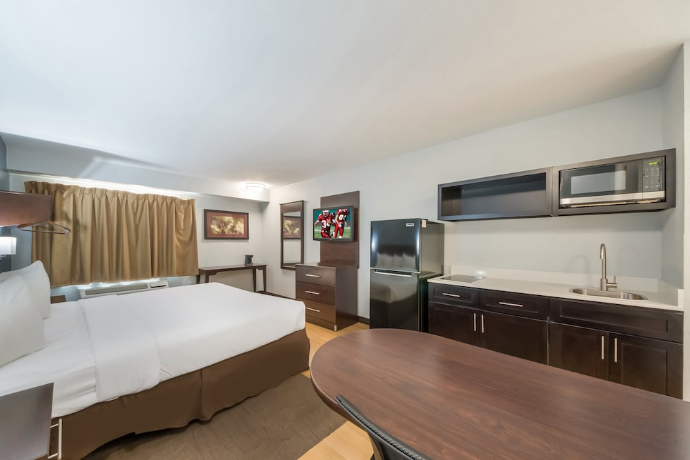 Studio, 1 King Bed, Accessible, Non Smoking (Roll-in Shower) - Photo 3