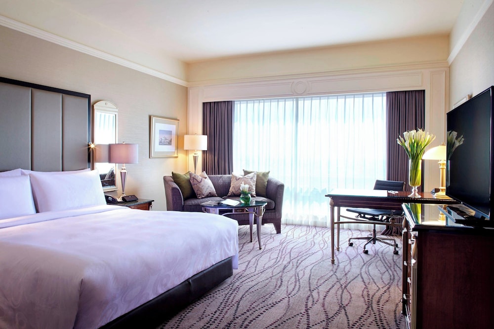Premium Room, 1 King Bed - Photo 3