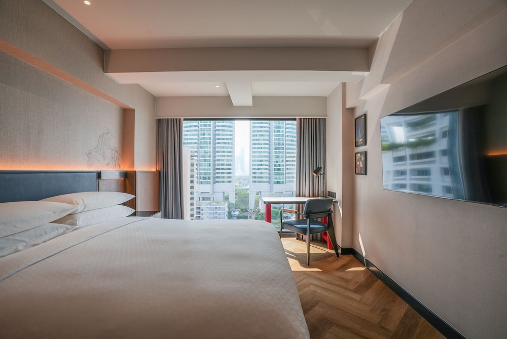 Premier Room, 1 King Bed, City View photo 2