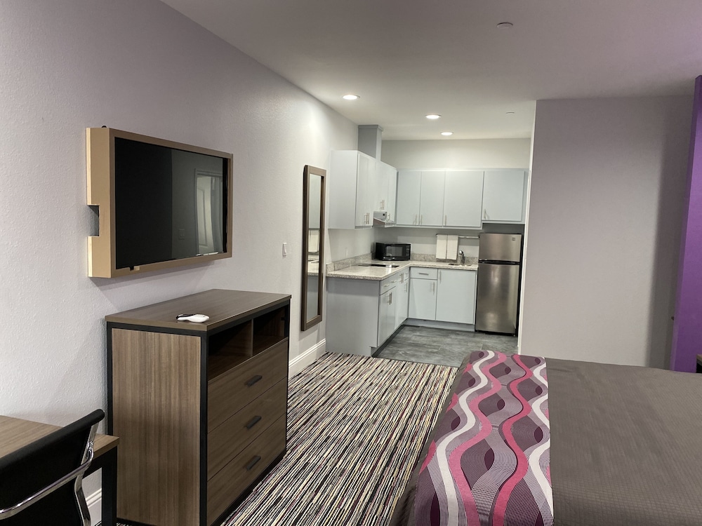 Deluxe Studio, 2 Queen Beds, Non Smoking