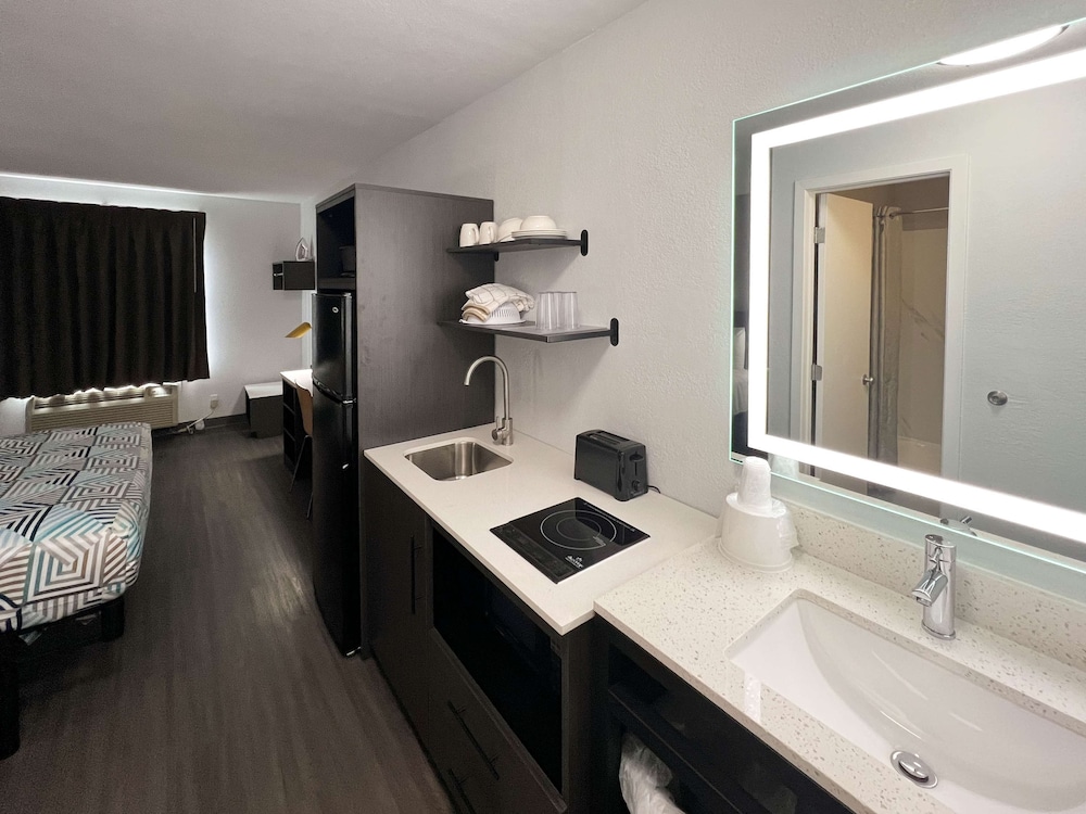Standard Room, 1 Queen Bed, Non Smoking, Kitchenette - Photo 1