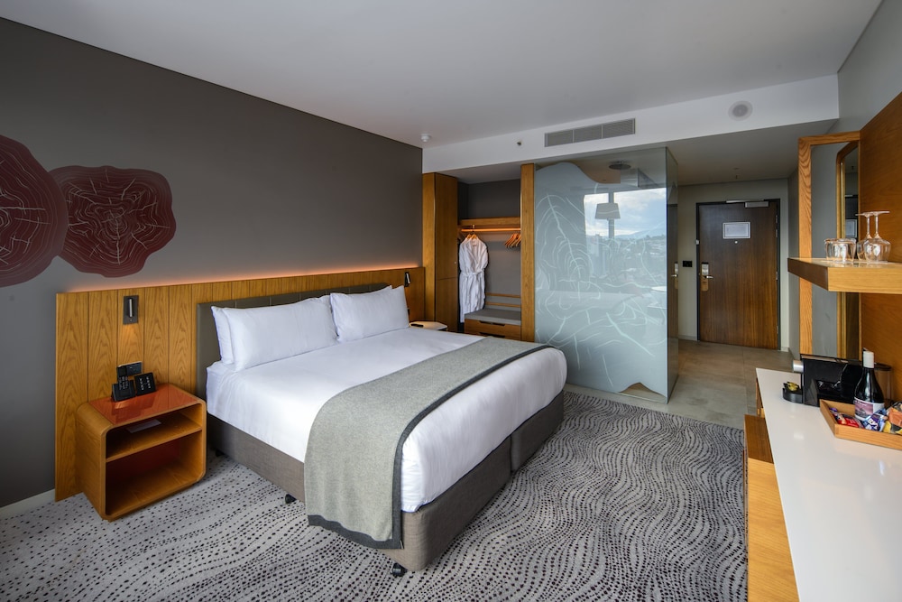 Standard Room, 1 King Bed, Club Lounge Access, Harbor View - Photo 4