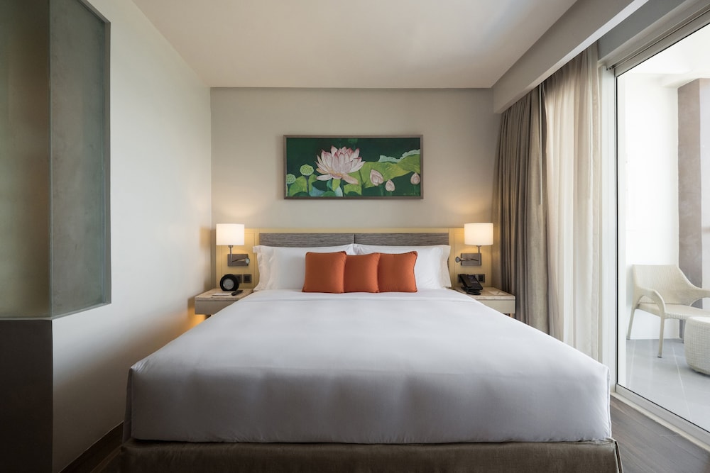 Deluxe Room, 1 King Bed - Photo 4