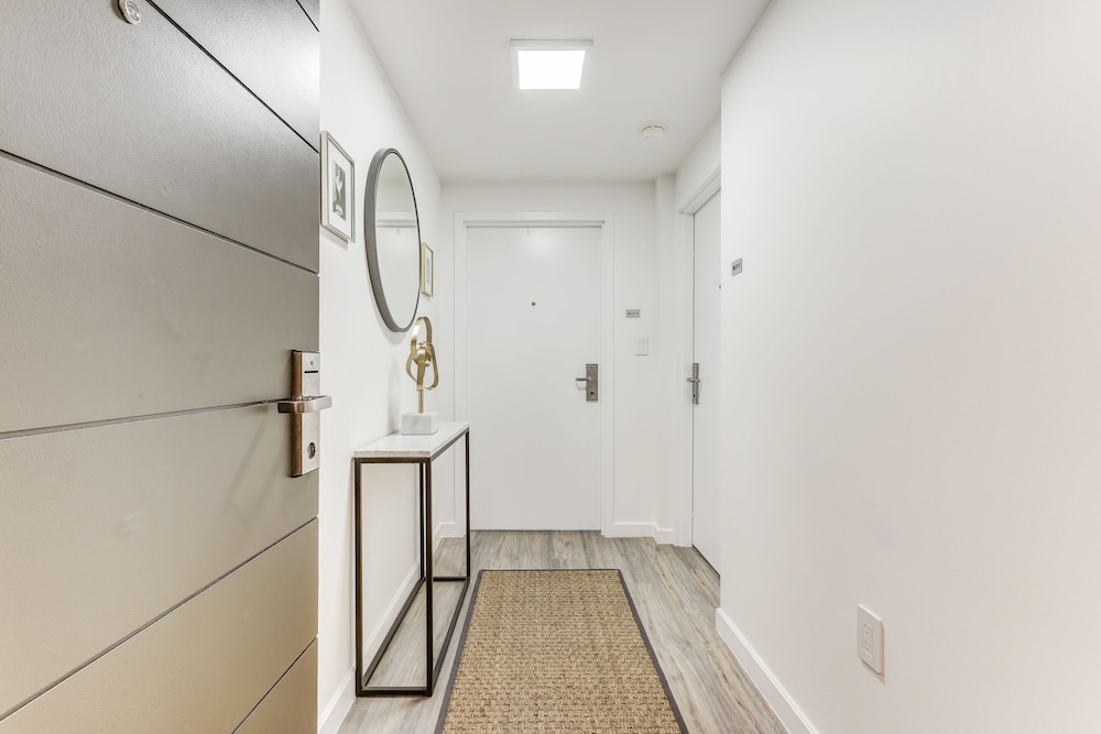 Beautiful Ocean & City View 1 bedrm Suite in the Grove photo 1