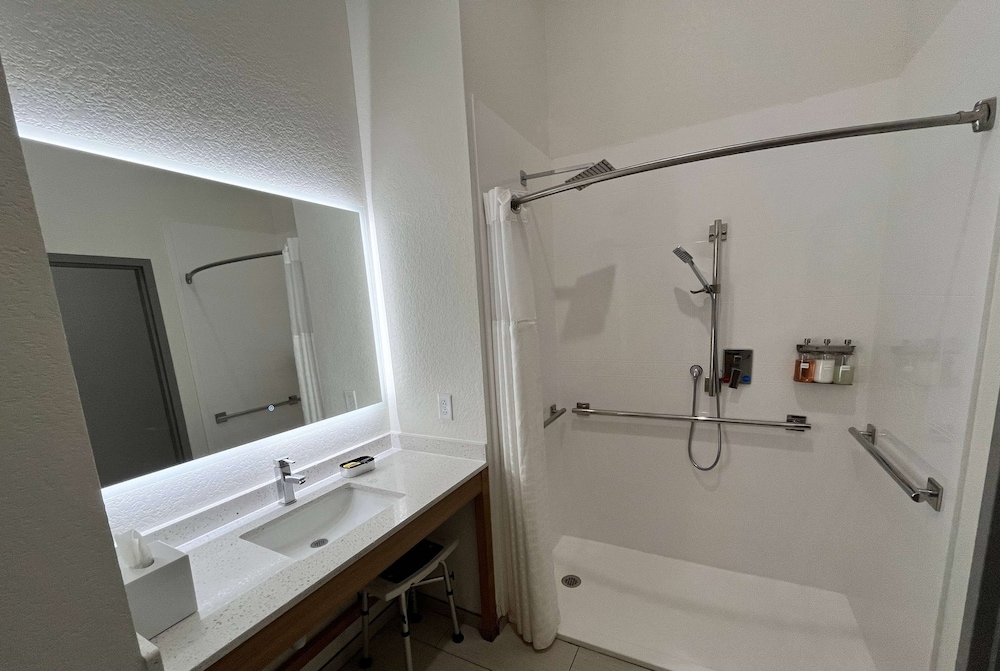 Room, 2 Queen Beds, Roll-in Shower (Mobility Accessible) - Photo 4