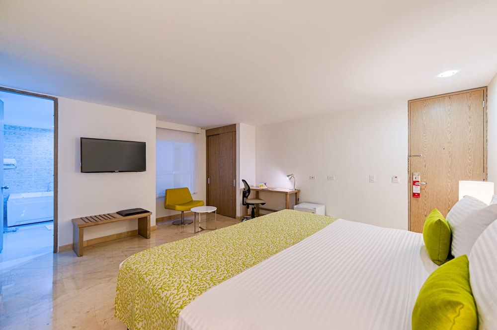 Superior Room, 1 King Bed photo 3
