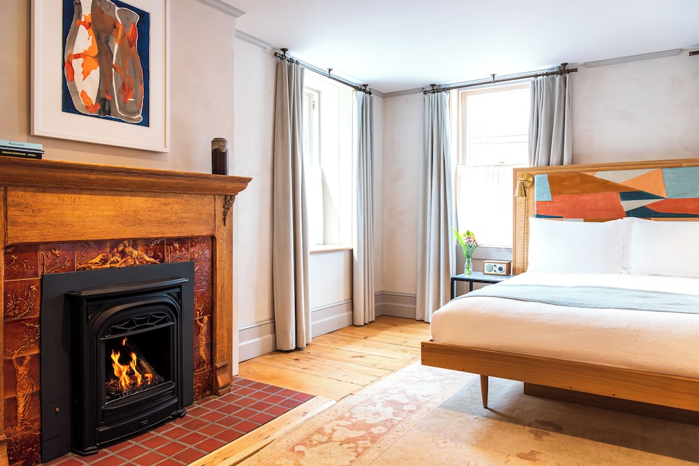 Luxury Room, 1 Queen Bed, Fireplace (John St)