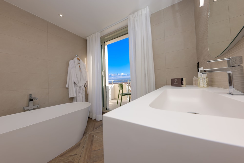 Honeymoon Double Room, Sea View - Photo 13
