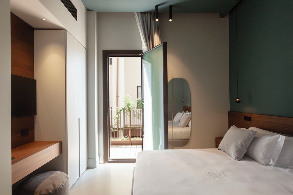 Executive Suite - Photo 1