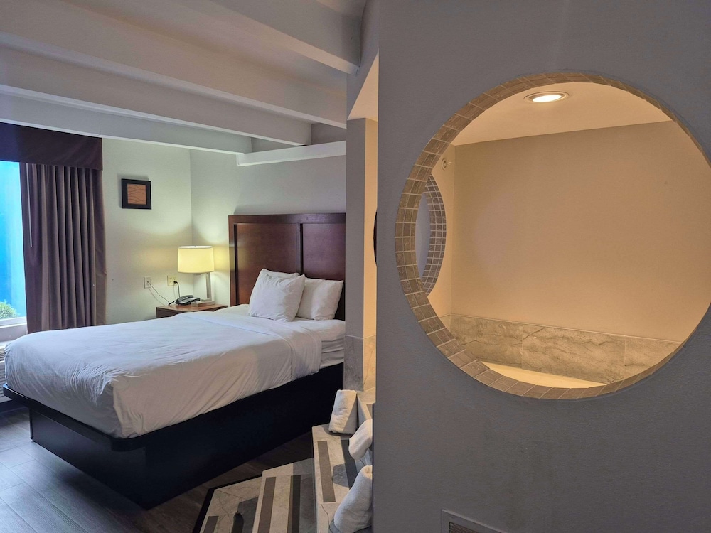 Suite, 1 Queen Bed, Non Smoking - Photo 2