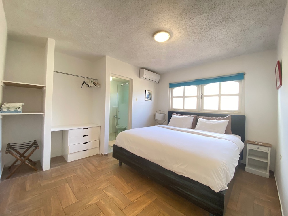 Family Suite, 2 Bedrooms, 2 Bathrooms, Courtyard View photo 3