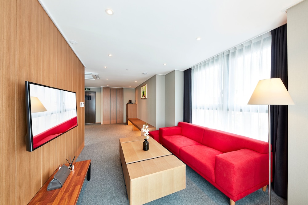 Suite, 1 Queen Bed, Corner - Photo 3