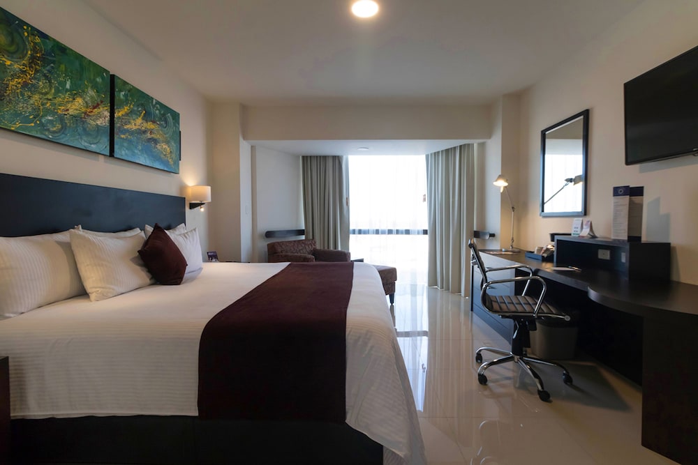 Deluxe Room, 1 King Bed photo 3