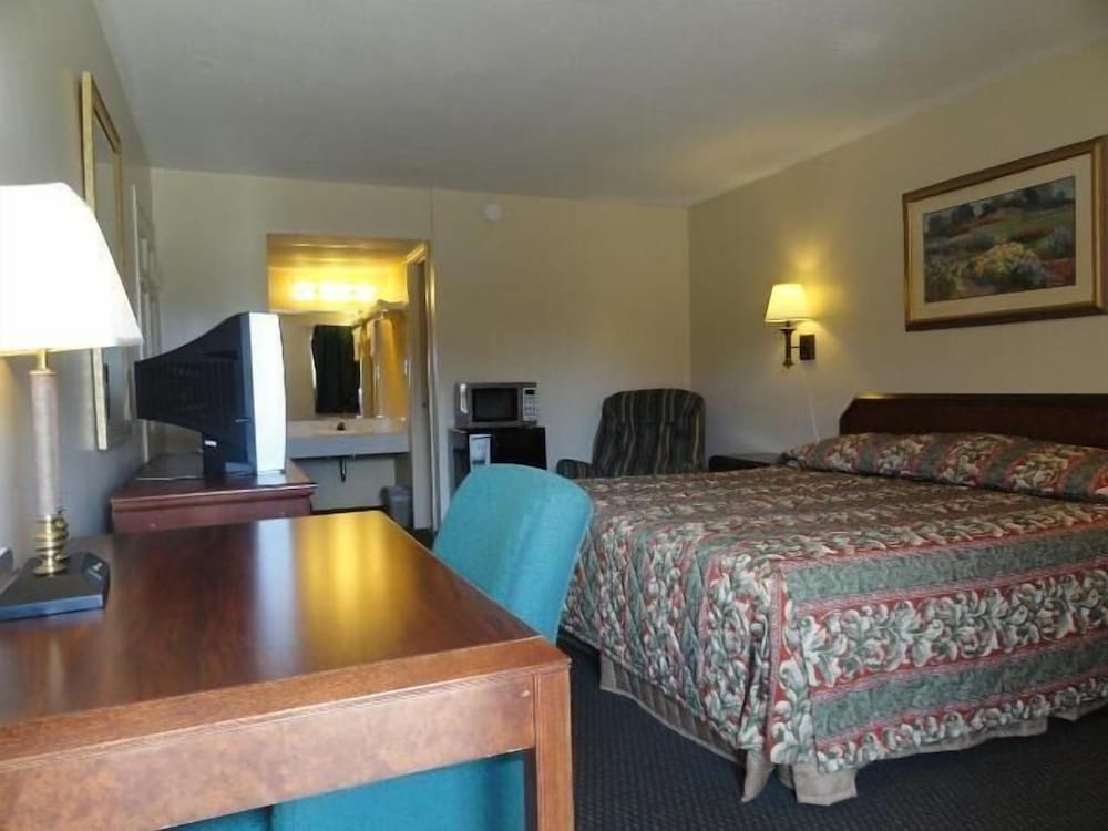 Classic Room, 1 King Bed photo 3